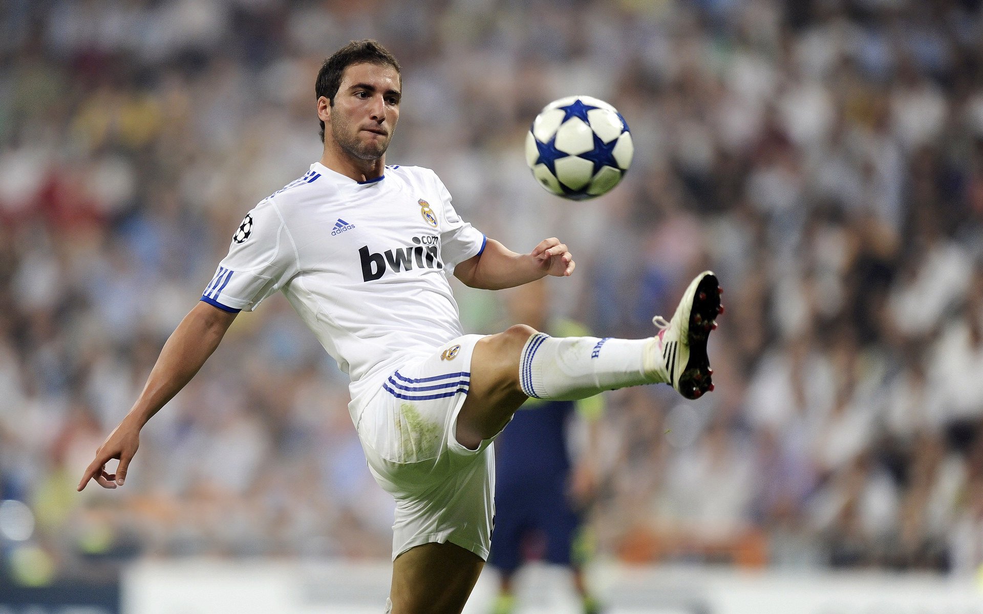 爱游戏官网-虚拟现实竞技场成为新热点，足球赛事全景体验极致沉浸，虚拟足球怎么玩法介绍